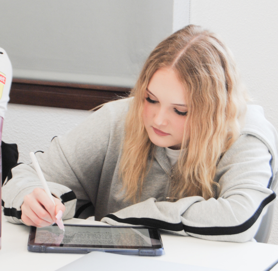 Alumna ISCB tomando notas en la tablet