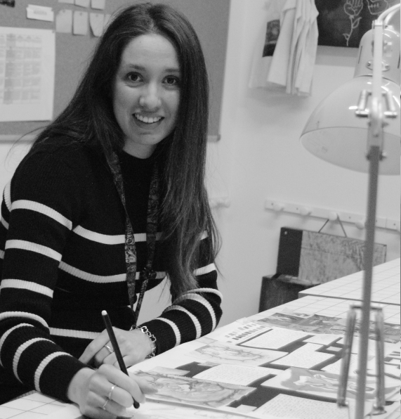 Profesora sonriendo anotando la orientación universitaria de alumno fuera de cámara